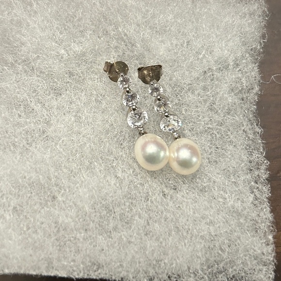 NWOT Pearl Earrings - Picture 4 of 4